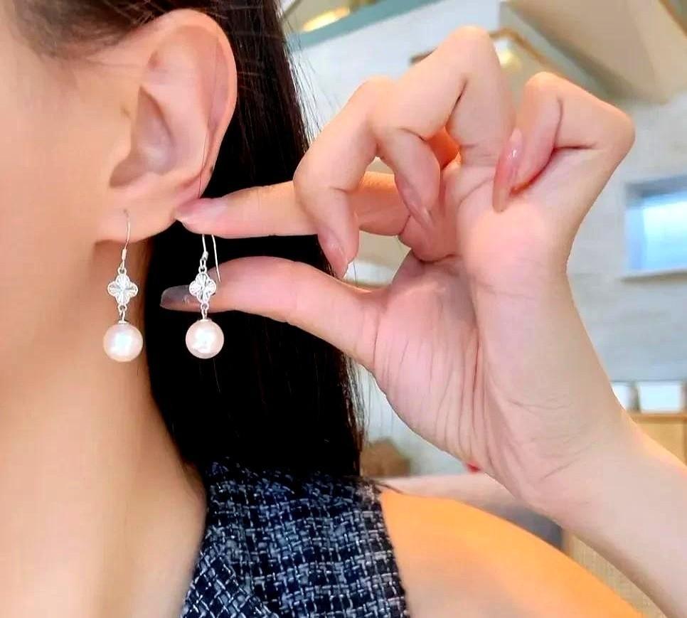 体面人设一夜破功，吴女士端着咖啡在朋友群里吐槽老公出轨，结果她自己手机屏幕亮着的