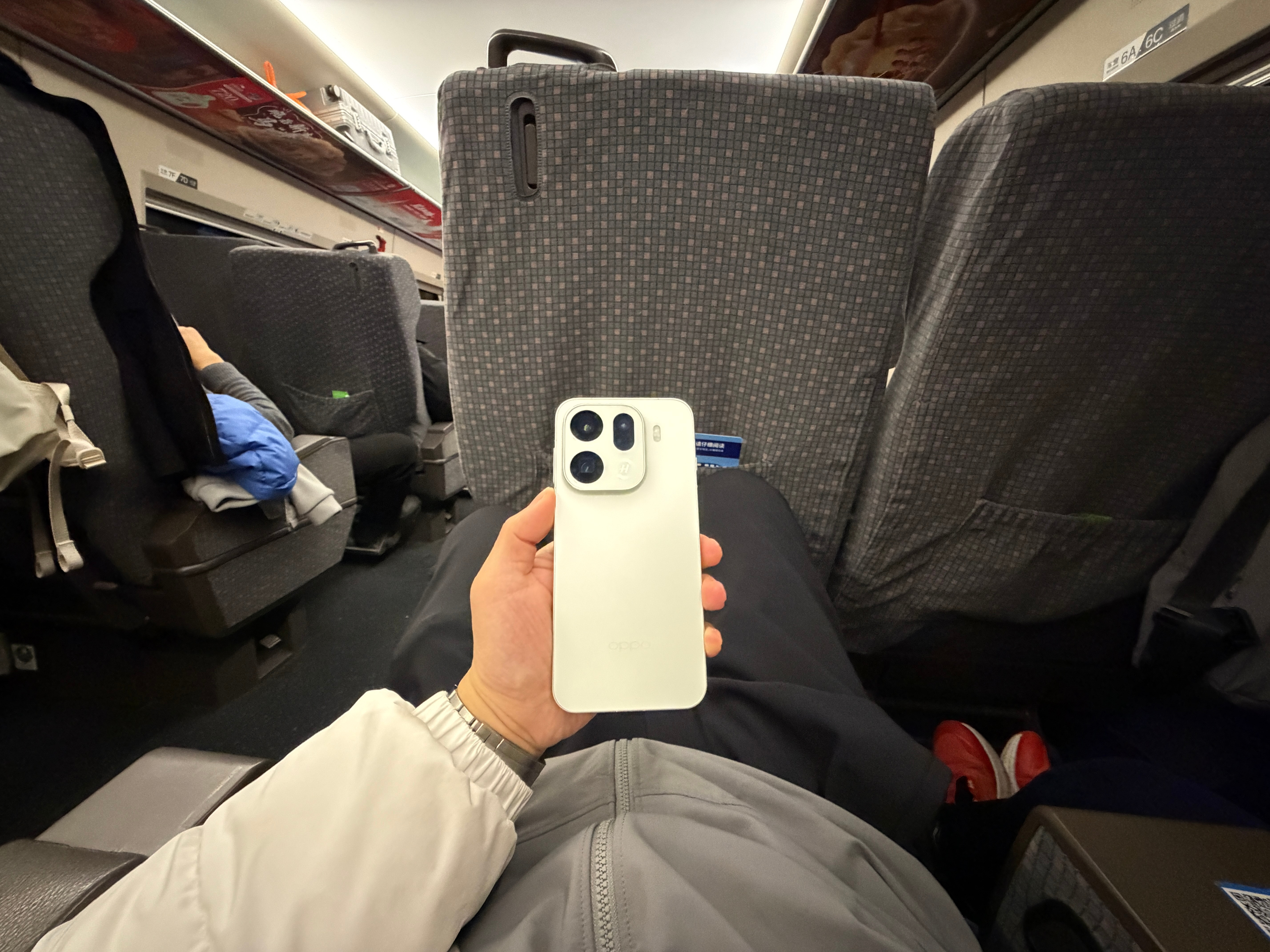 高铁的座位真宽敞真舒服、堪比头等舱、话说座椅上设计的耳机孔是干啥的？有人用过？