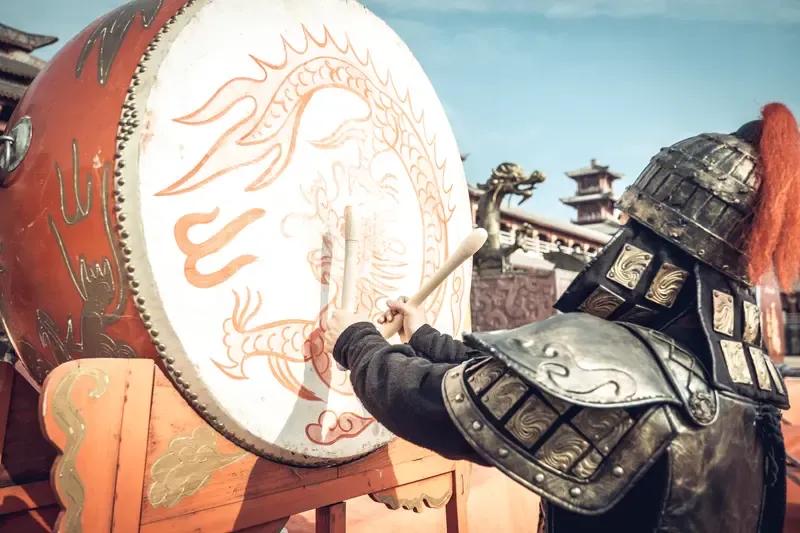 举白旗投降这一标志起源于秦朝。秦人自认为五行属水，水为黑色，故而当时秦人以黑色为