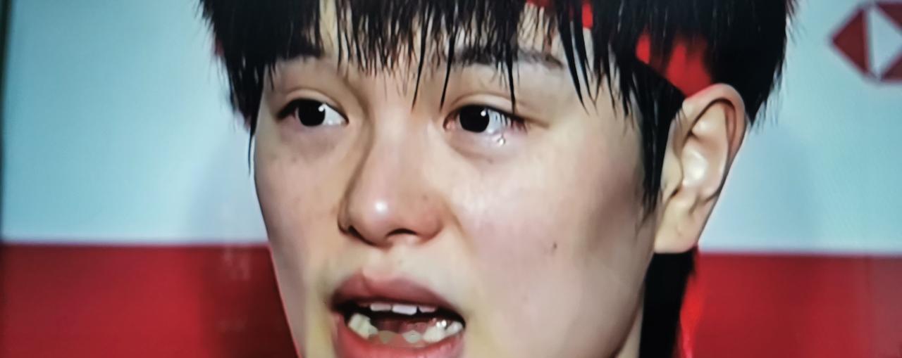 那个拥抱，比金牌更早预定。决胜局，安洗莹救回三个赛点。她抹汗时，手腕露出一截