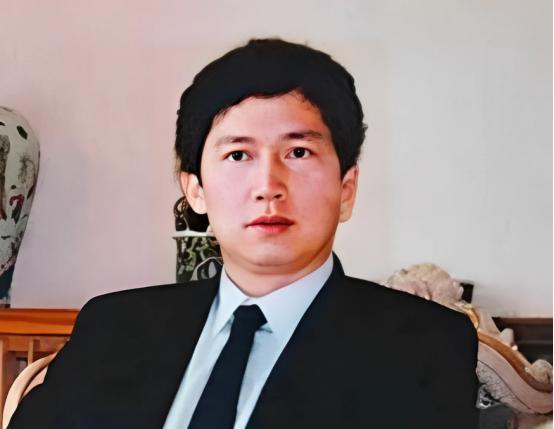 1993年，这个继承了女人60亿遗产的男人，终于吐露出了自己的真实想法，“她比我
