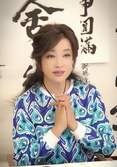 2008年，著名导演谢晋的葬礼上，刘晓庆拎着一袋子现金大闹现场，对谢晋遗孀徐大雯