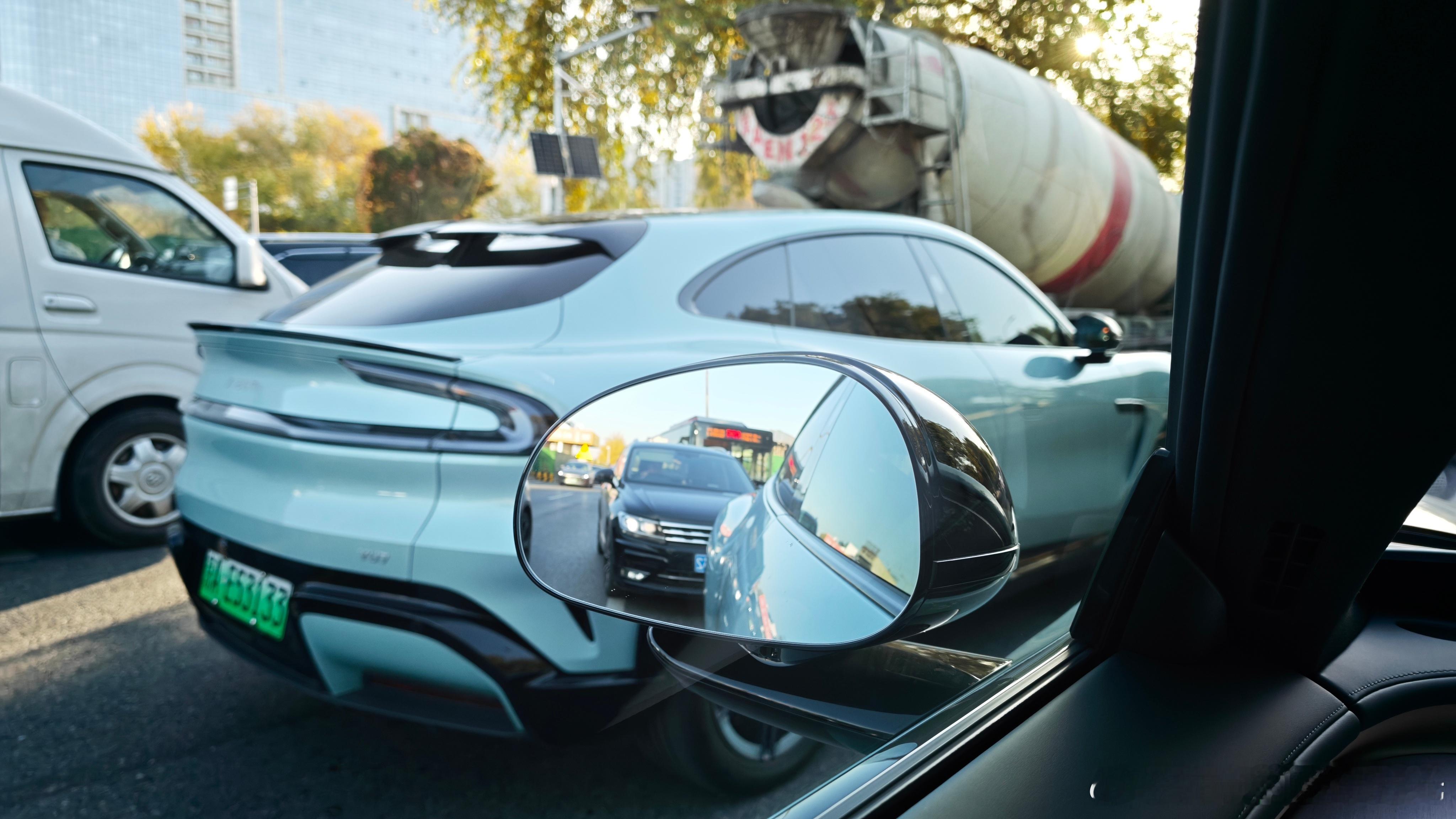 我不是开着呢吗？怎么看见外观了？这是我当时第一感觉。影青色小米YU7真的是第一次