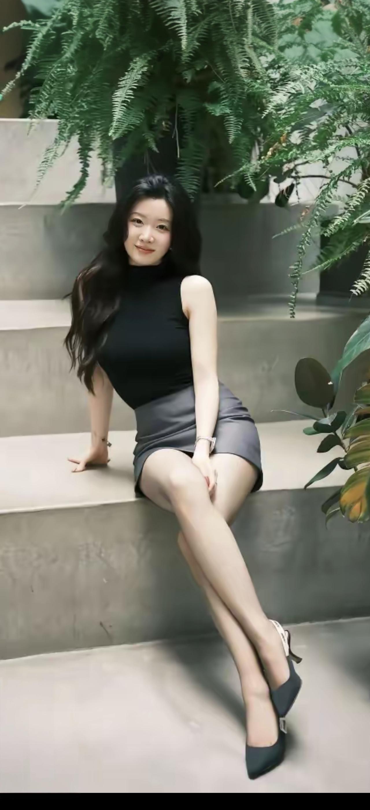 绿植掩映下，佳人倚阶坐。
