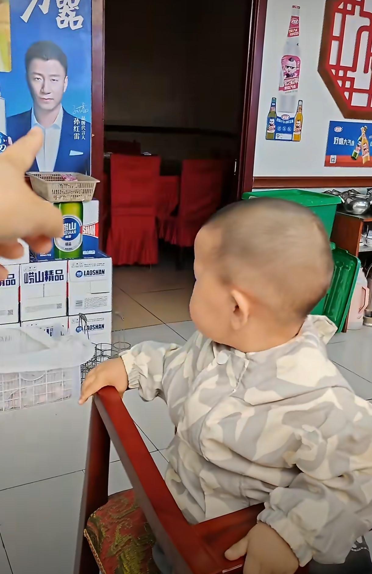 看之前还笑着哄：“宝宝别闹，那怎么可能是你爸爸呀。”直到看清屏幕里那张熟悉又陌