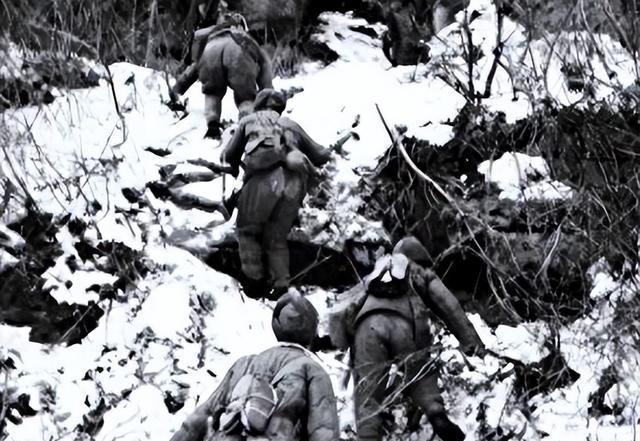 1951年，一位饿了数天的志愿军连长趁着夜色率部爬上美军高地，谁知上面竟连一个美