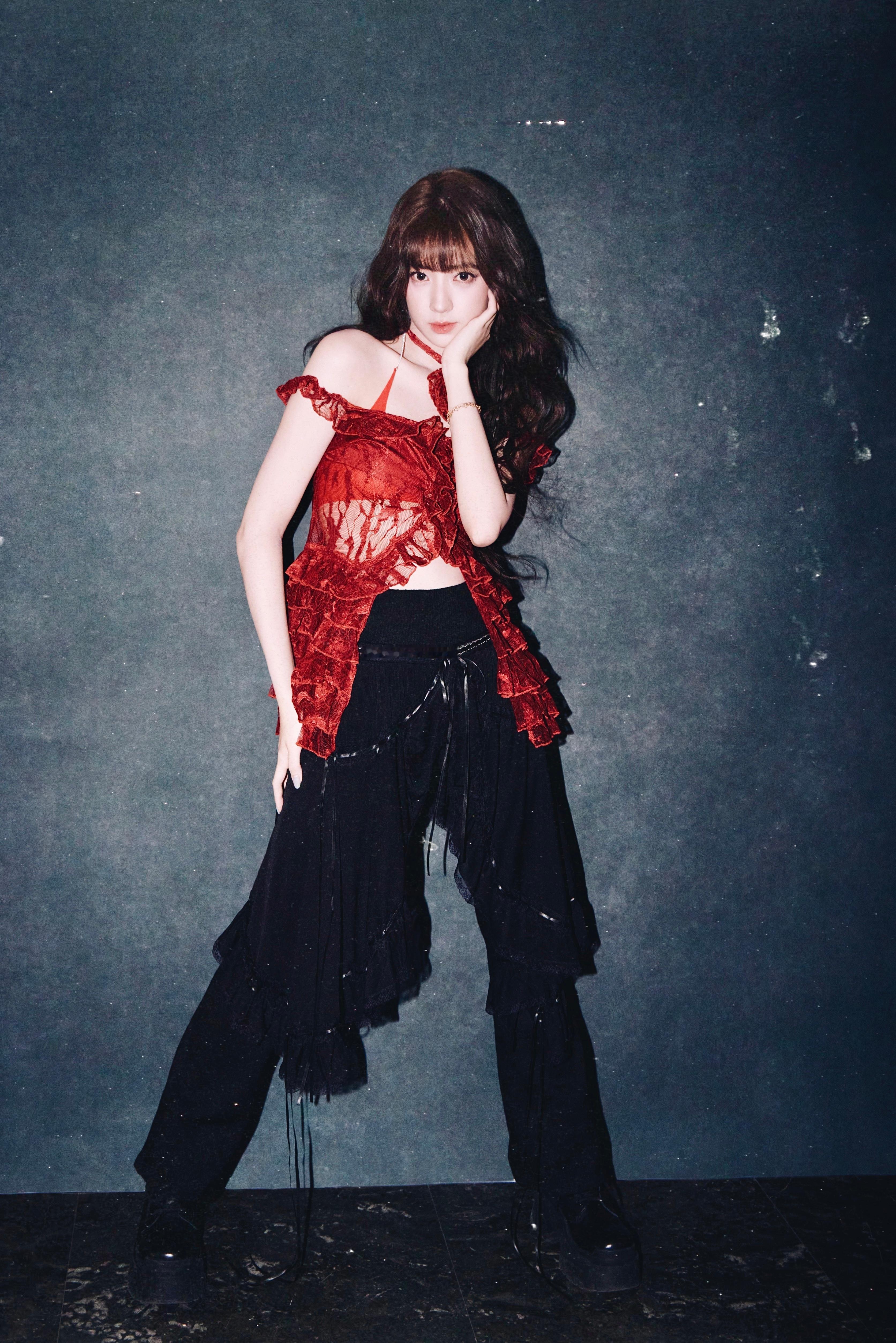 欧阳娣娣摇曳生姿红玫瑰舞台上的欧阳娣娣太会展现自己了！红玫瑰造型明艳动人，用实