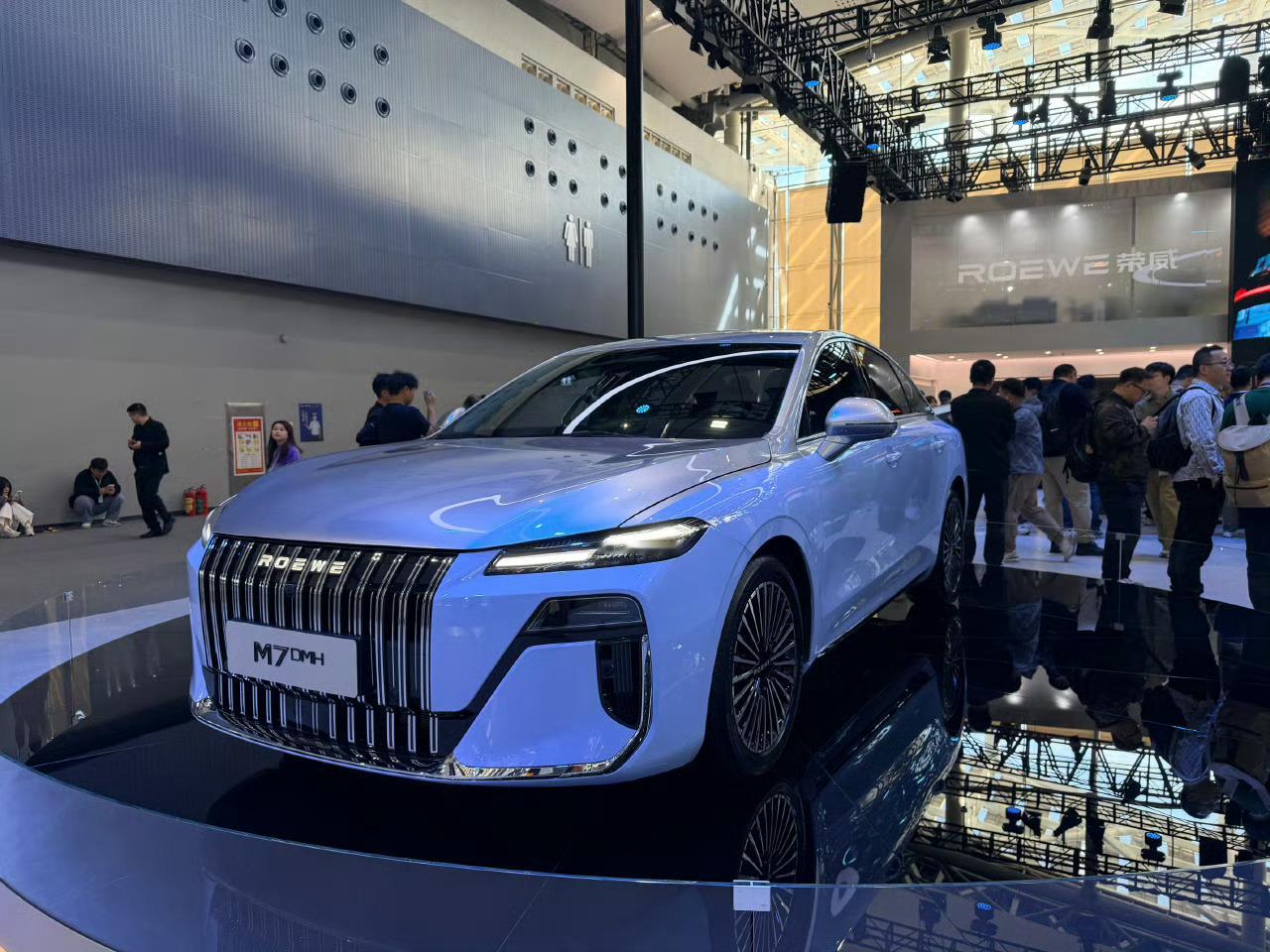 5.2号馆荣威展台，咱们近距离体验荣威M7DMH后，真的被这辆“B级王炸”圈粉