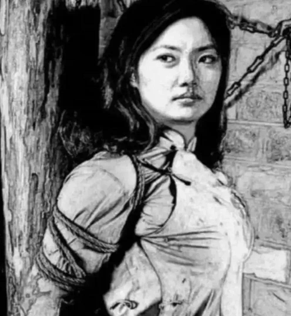 🌞1942年，日军抓住一名女八路军，将她折磨得死去活来。就在她奄奄一息时，