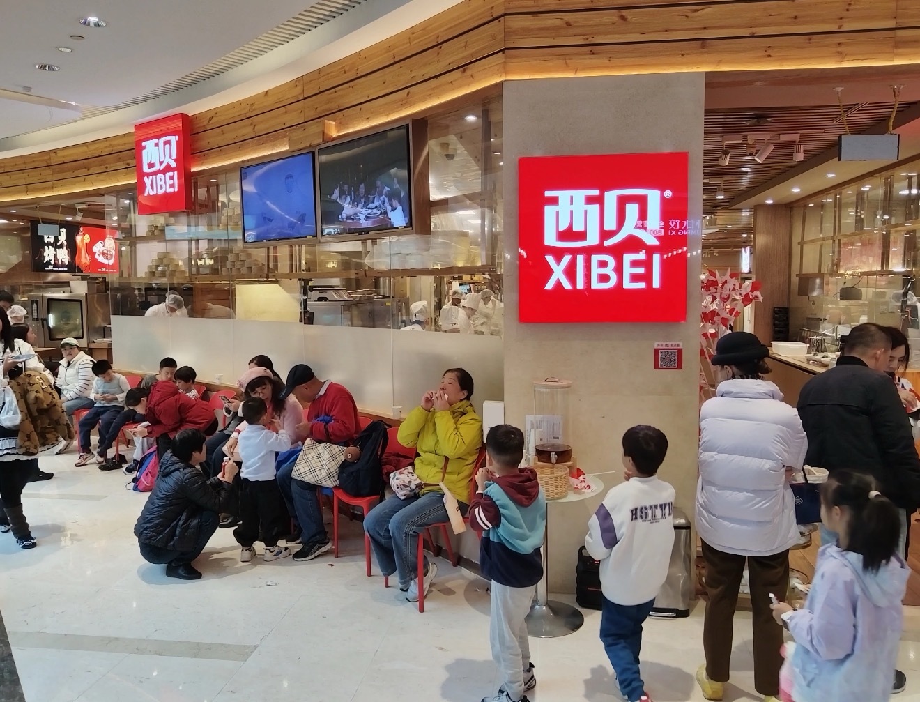 西贝闭麦后又开始排队了这周末去商场溜达,路过西贝门口发现竟然又开始排起了长队,不