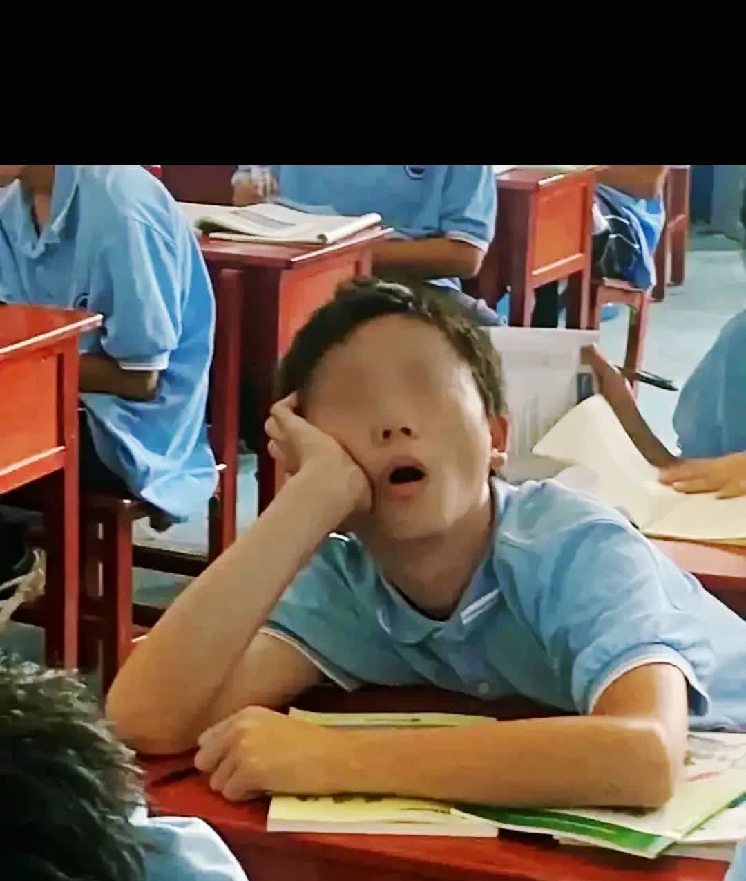 学生上课睡觉，老师用微信发照片给家长叫醒孩子，这本是天经地义的事情，没想到家长竟