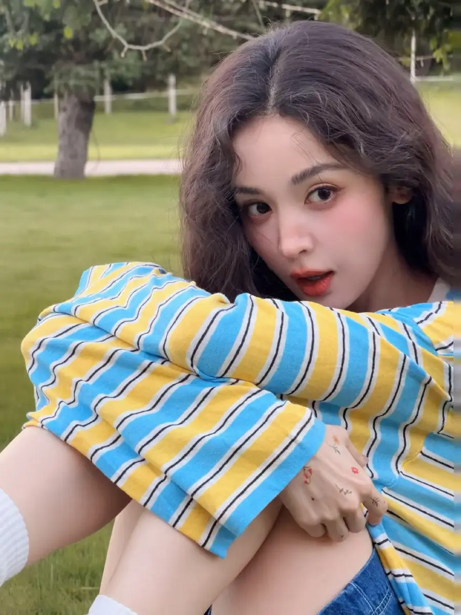 娜扎春日户外随拍美照曝光！坐在青草地上秀白皙美腿