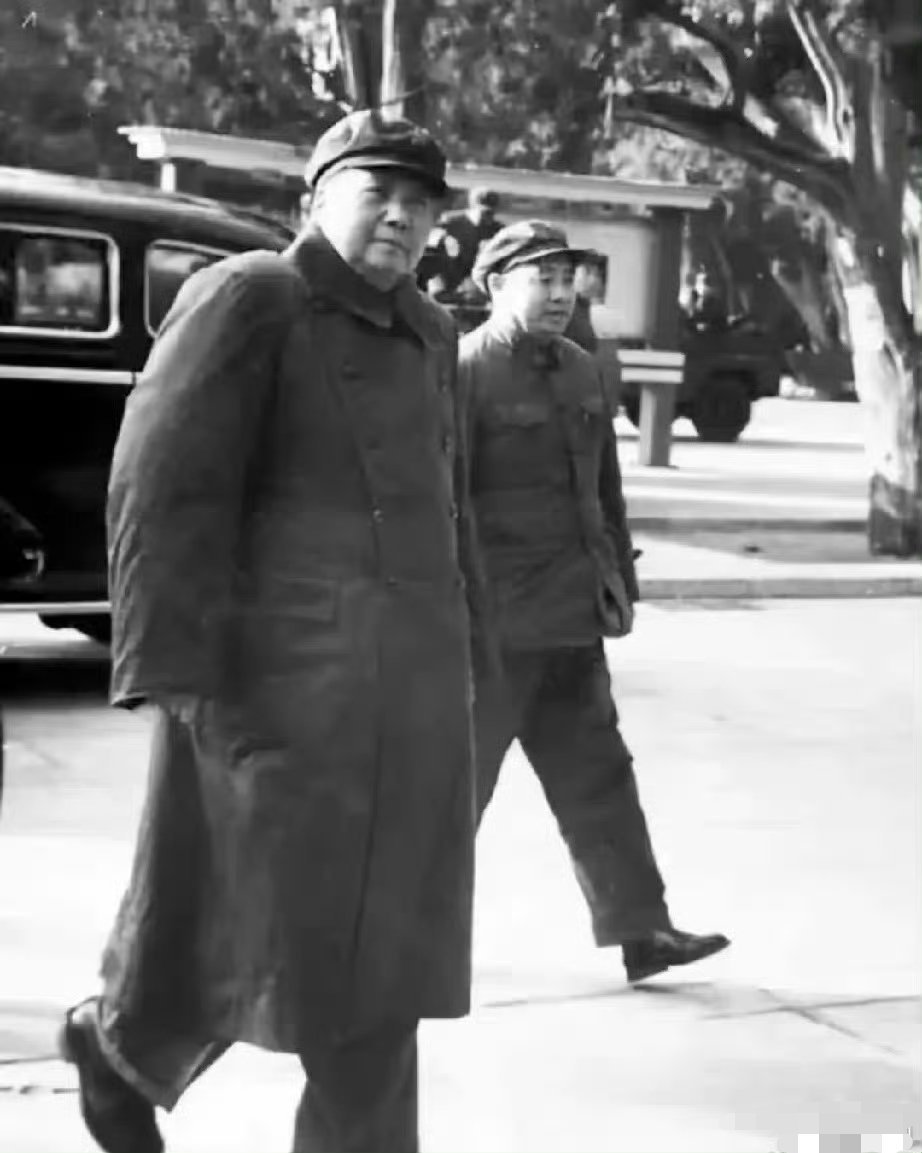 伟人的这张照片，我真的是第一次见，值得收藏