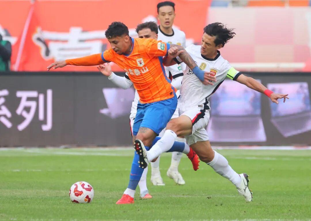 真拉胯呀！山东泰山踢上海海港这场球，踢的是真差呀，五外援对单外援，丝毫看不到优势