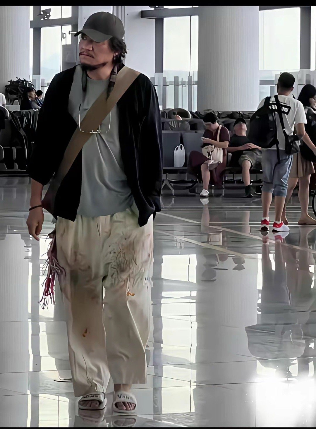 你以为他是流浪汉，其实人家穿的是巴黎世家。