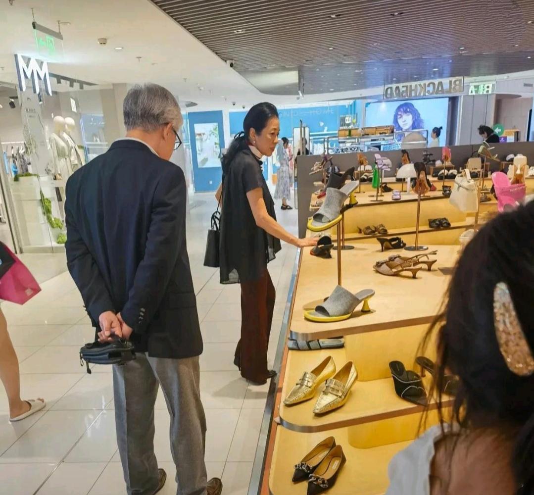 奥运冠军郭晶晶的婆婆、港姐冠军朱玲玲现身上海新天地，富豪老公陪伴左右，朱玲玲还