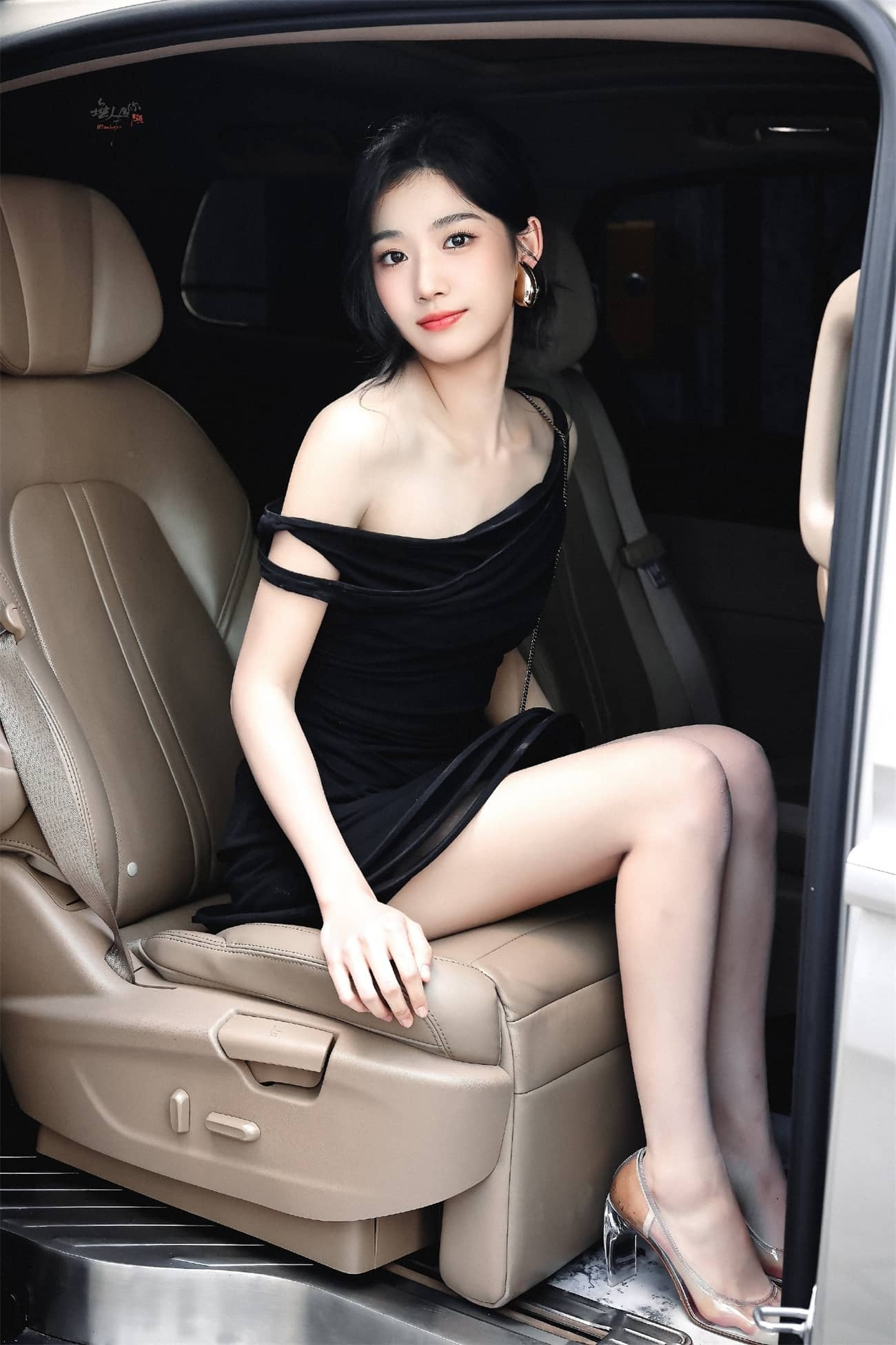 卢昱晓黑色吊带，气质迷人​​​