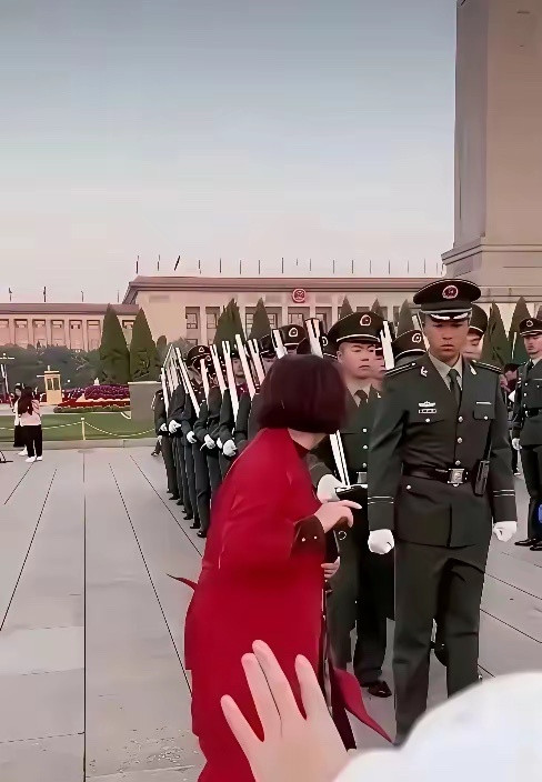 这位大妈真是胡闹，在执行任务就为了拍照拦在前面，你以为这是村里面的秧歌队呢​​