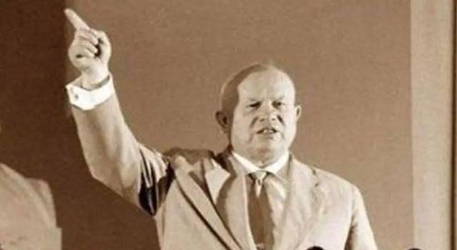 1943年，赫鲁晓夫儿子被判枪决，他为救儿子竟两次向斯大林下跪，尊严尽失，但最终