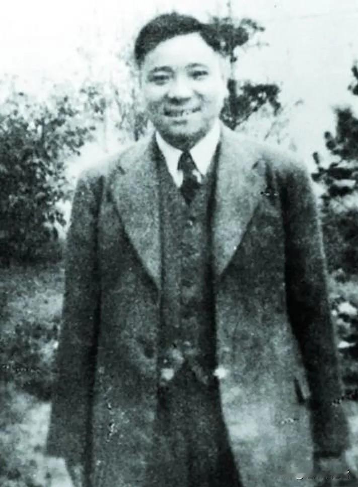 1940年，打入日伪内部的刘人寿，正用电台给党组织发报，几名日军突然冲了进来，他