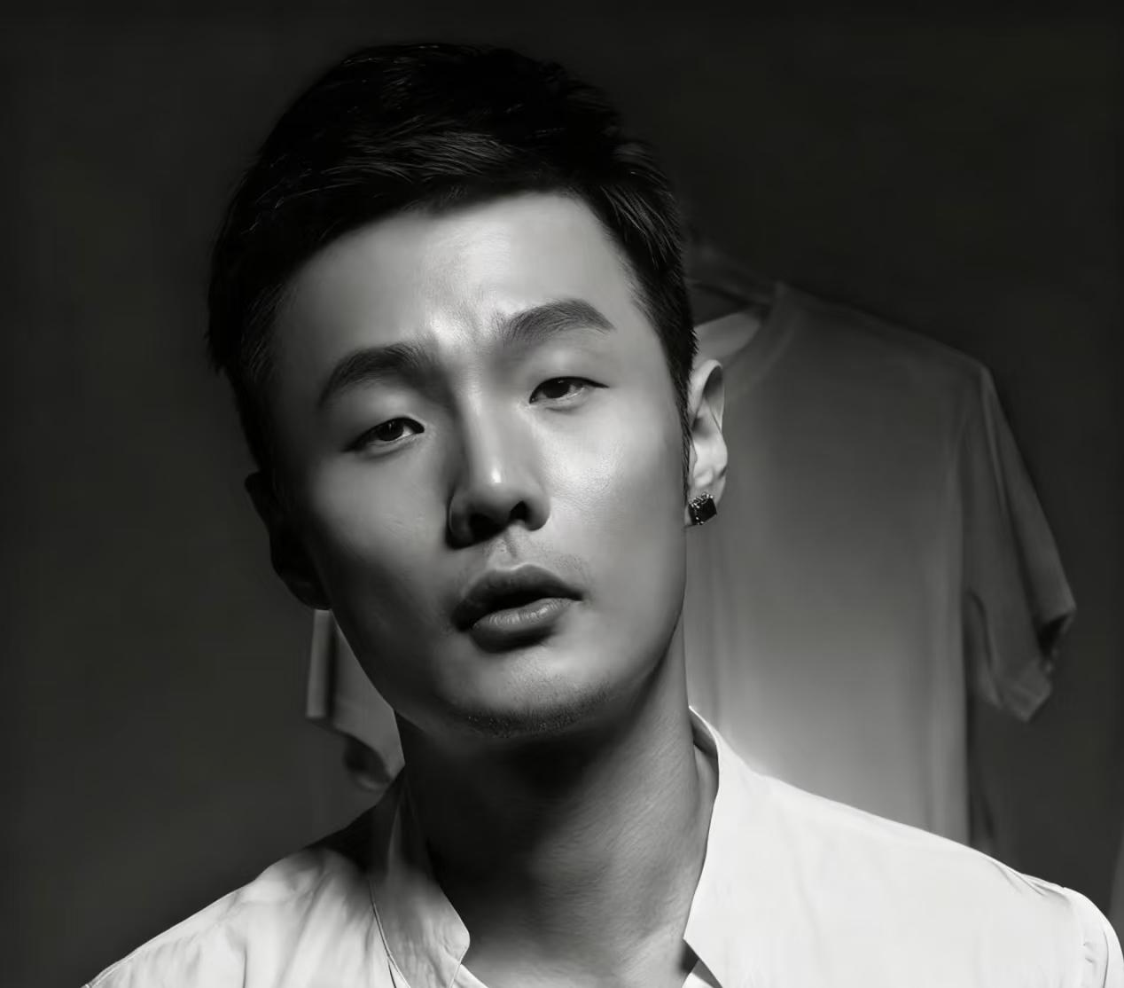 我问了做音乐版权的朋友李荣浩这次"抄袭"风波到底严不严重他沉默了一会说：