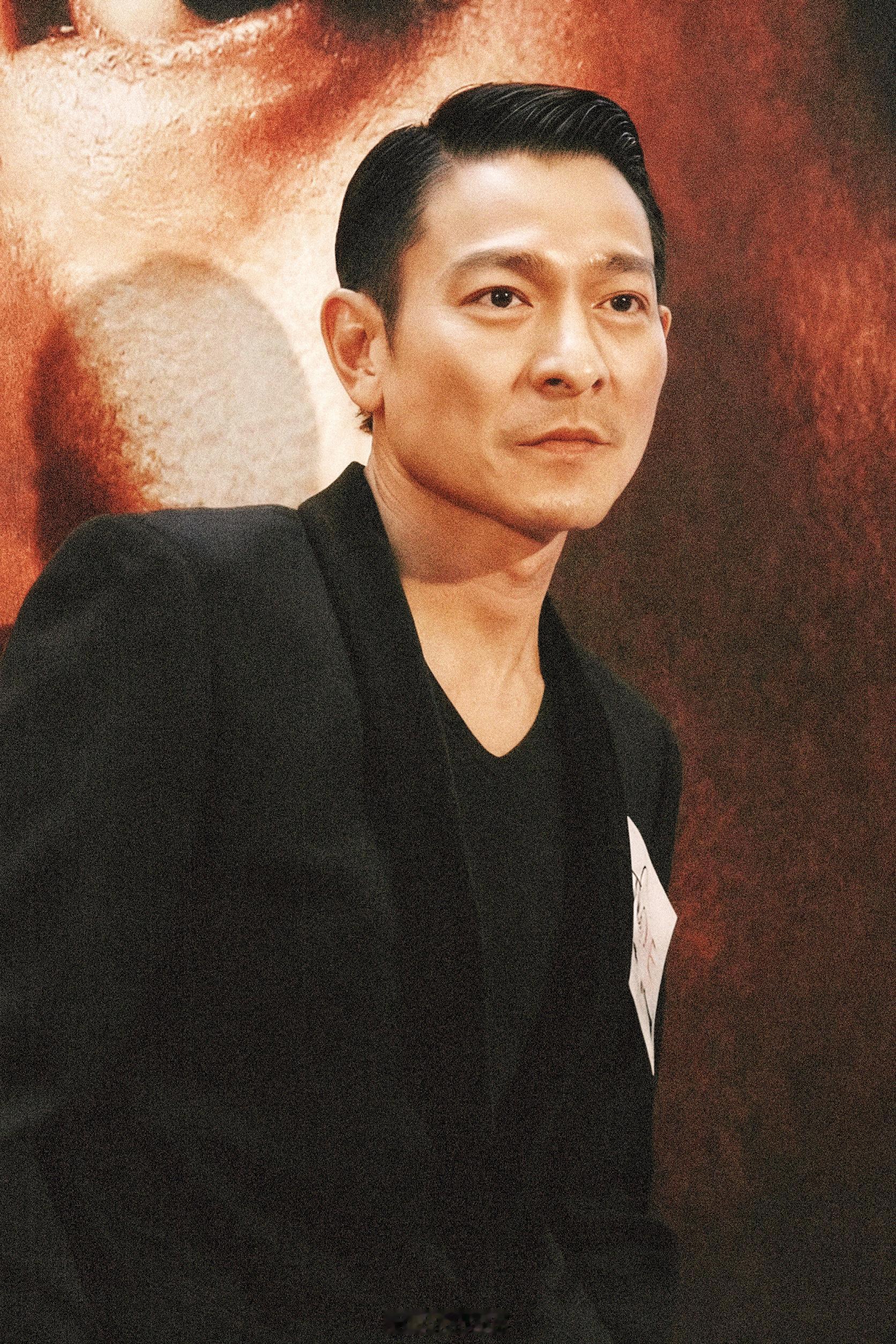 刘德华搭乘花絮去幕后好犀利的分头，好可爱的剪刀手✌️——2010年刘德华刘德华