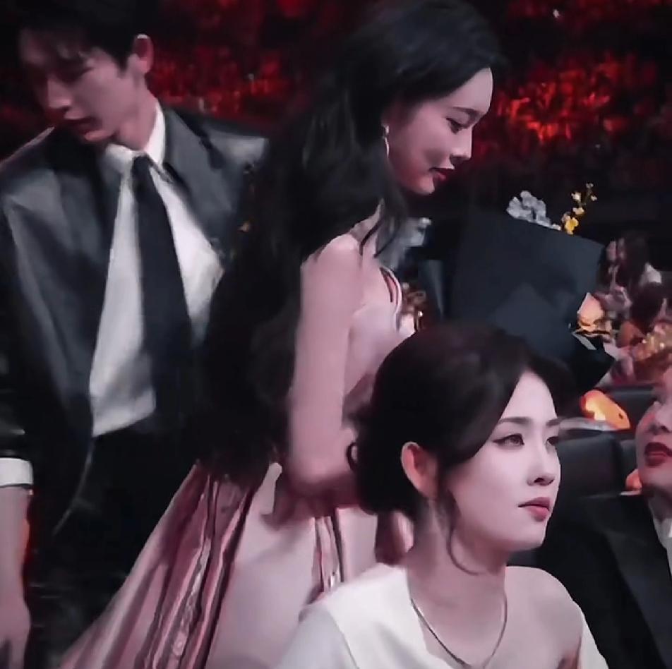 她一个冷眼，他瞬间僵死在原地！那不是“不悦”，那是冰封三尺的极地寒流，直接把张