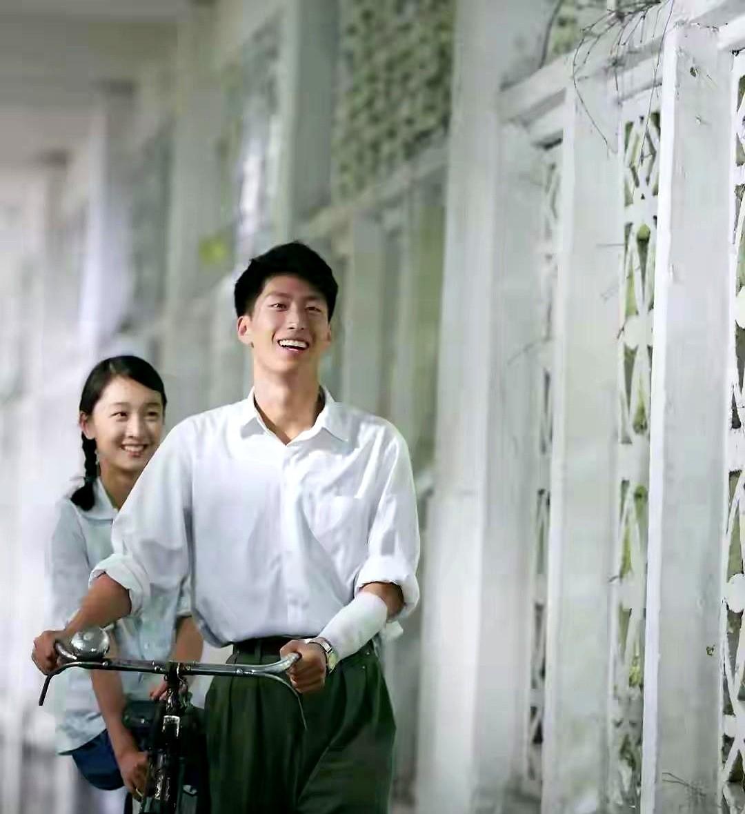 窦骁新剧弹幕炸了，满屏都在“感谢何超莲”。张艺谋监制的《主角》一开播，收视破