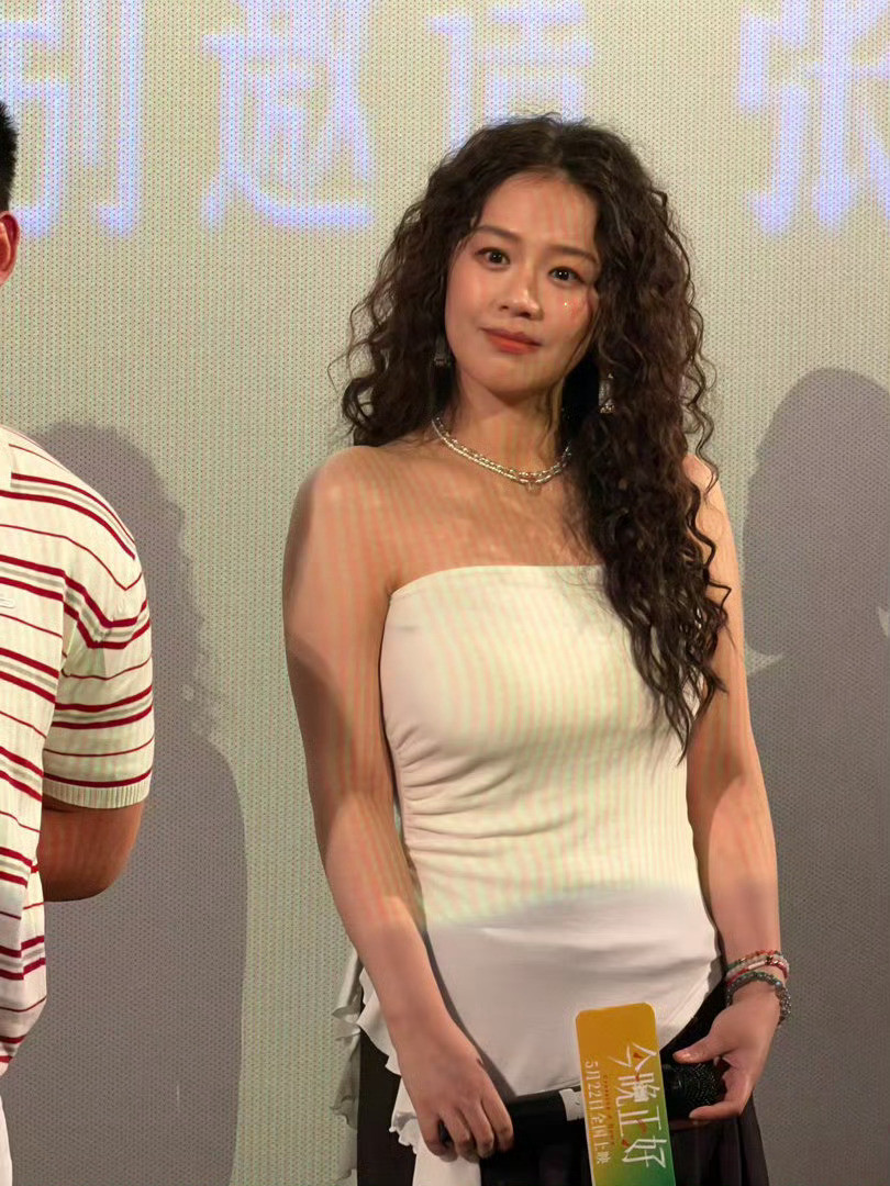 马思纯活动生图身材好绝，30岁颜值依然很能打