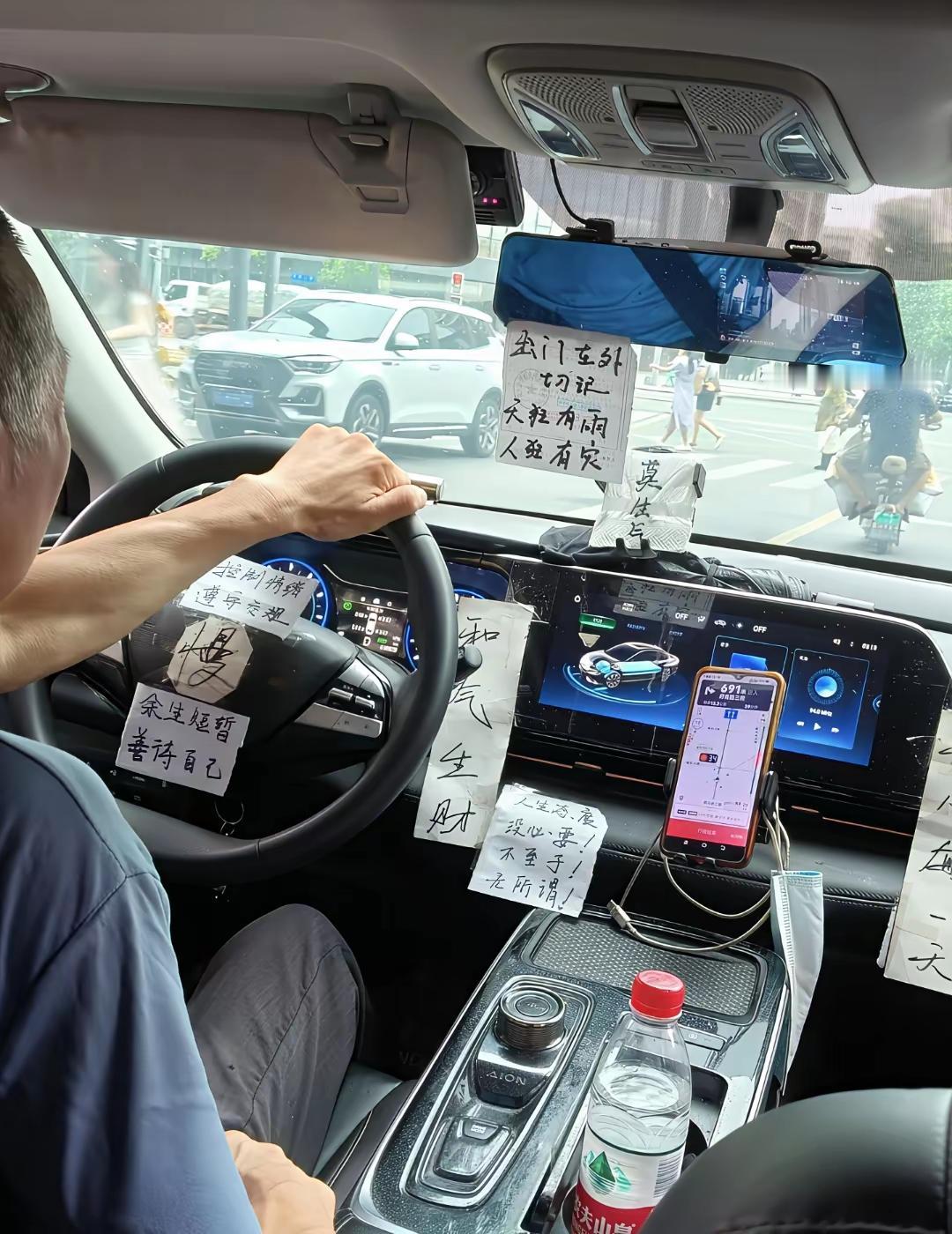 我就问你，打车打到这种你怕不怕？虽然看大哥的年纪，应该也是老司机了，但是看看这