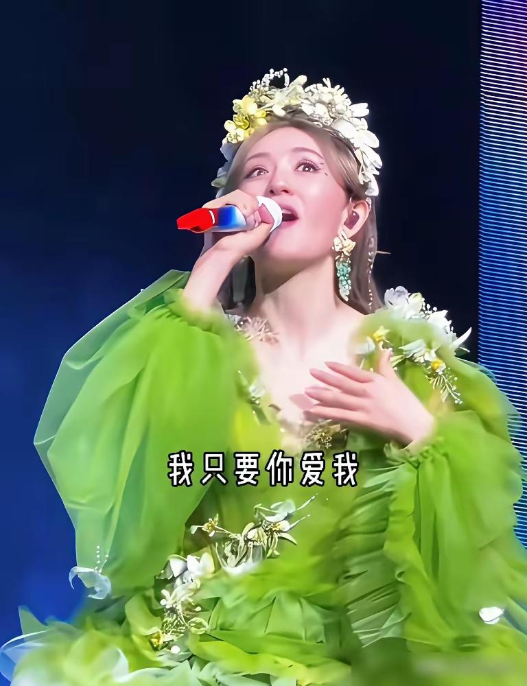 谢娜演唱会，我真看怒了。花几百上千块，就看她全程翻着白眼、死死盯着提词器念歌词？
