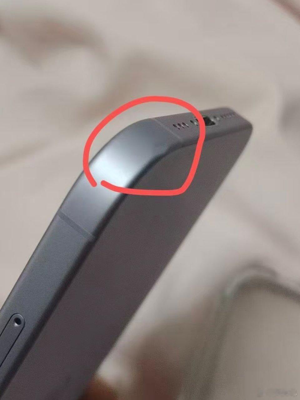 网友发帖问：iPhone摔成这样还能七天无理由退款吗？正义网友：建议仅退款