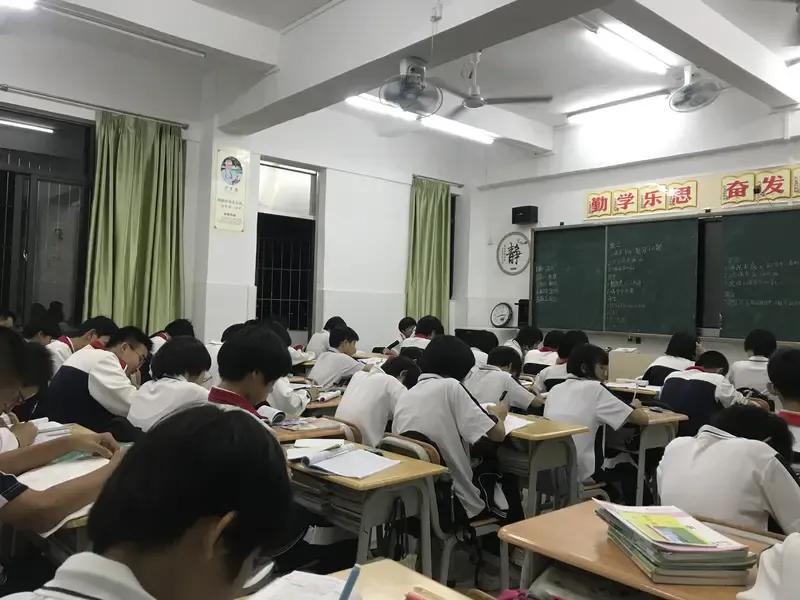 开学前夕，刘老师太高兴了。1996年，他教的一个王姓学生考上了中等师范学毕，毕业