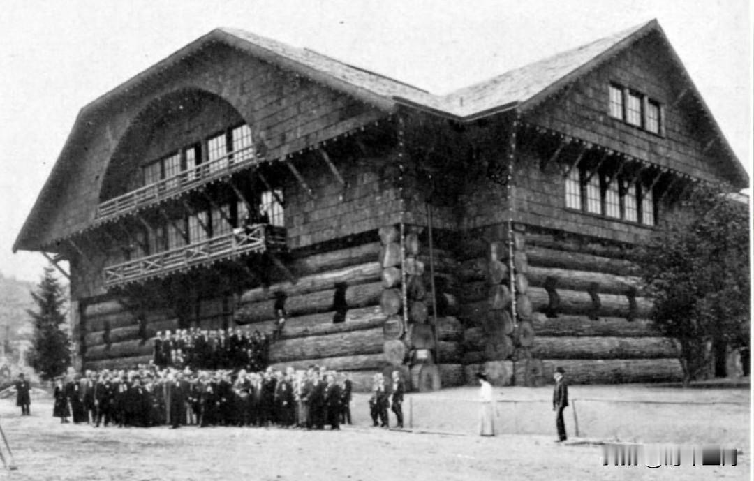 波特兰的“林业大厦”——曾被誉为“世界最大木屋”（实际为第二大）——是为1905