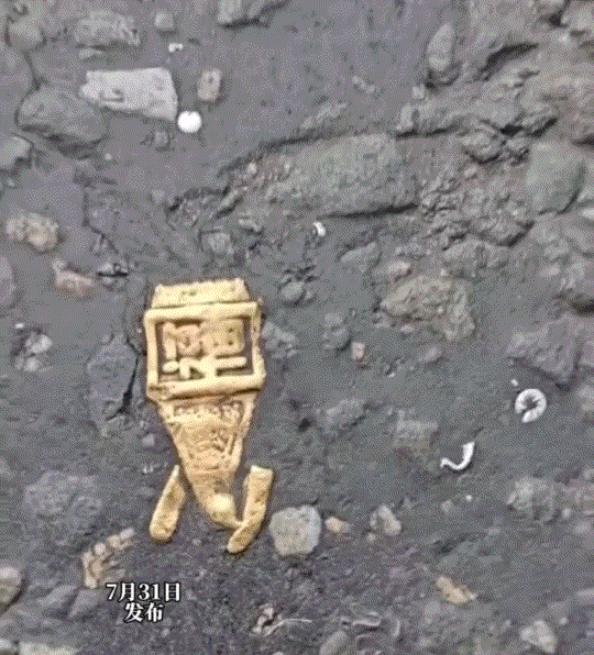运气太好了！一男子在马路上，无意间看到马路沥青面上有个金黄色的东西，男子好奇上前