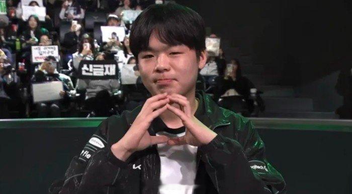 DK分享队员庆祝SMK首秀3000天返图：我们爱你三千遍Showmaker今天用