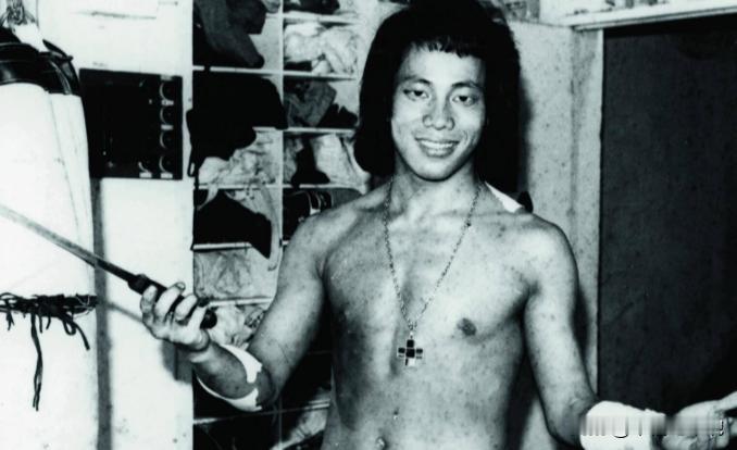 世上再无“陈真”！著名功夫影星梁小龙，于1月14日不幸逝世，享年77岁。说白