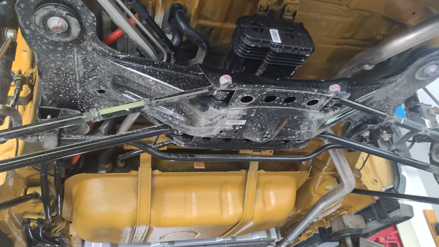 底盘装甲后续喷底盘装甲一周了，实际测试对胎噪有一定缓解，尤其是高频噪音抑制明显