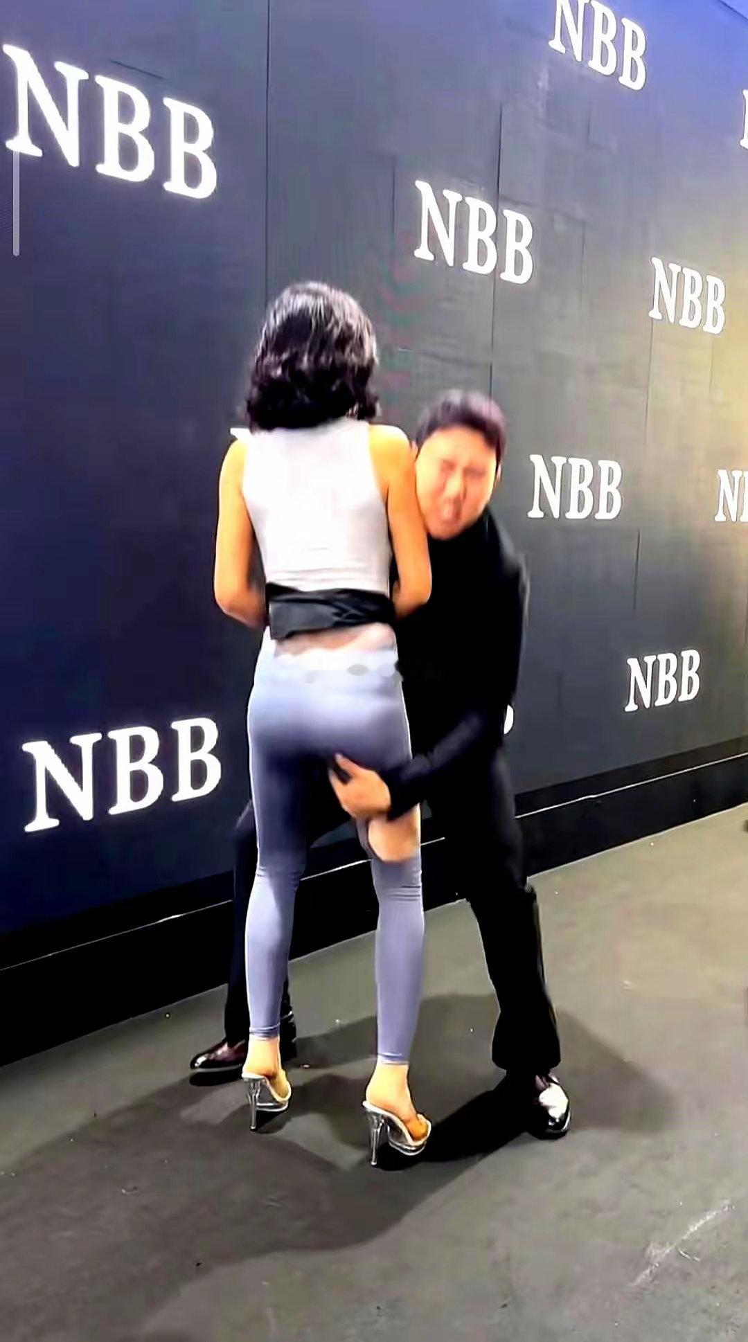 舞台摔人血流不止，主办方竟用纸巾止血？安全预算必须写进票价！