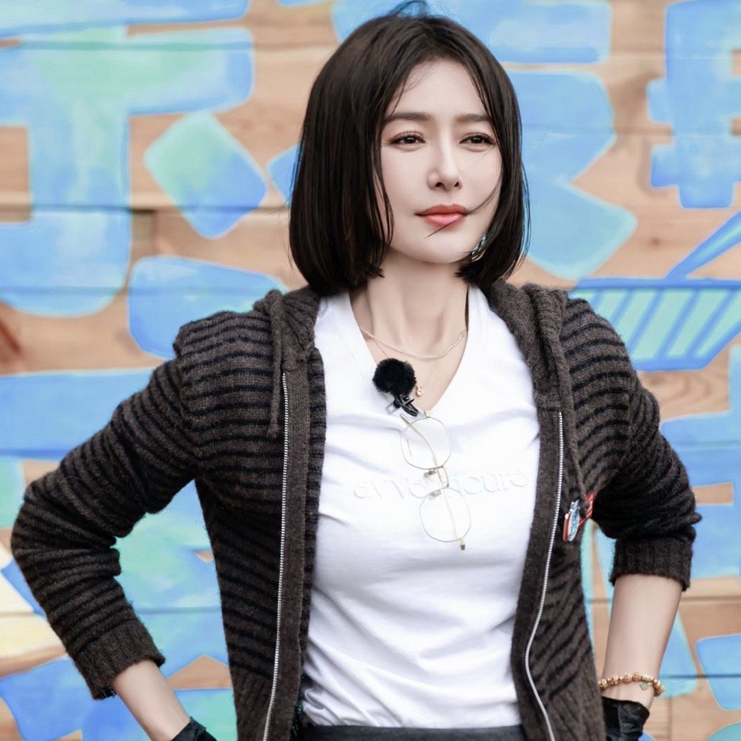 不知道秦岚的身材很曼妙秦岚现身春晚第三次联排！大衣也抵挡不住4A的腰！期待秦岚今