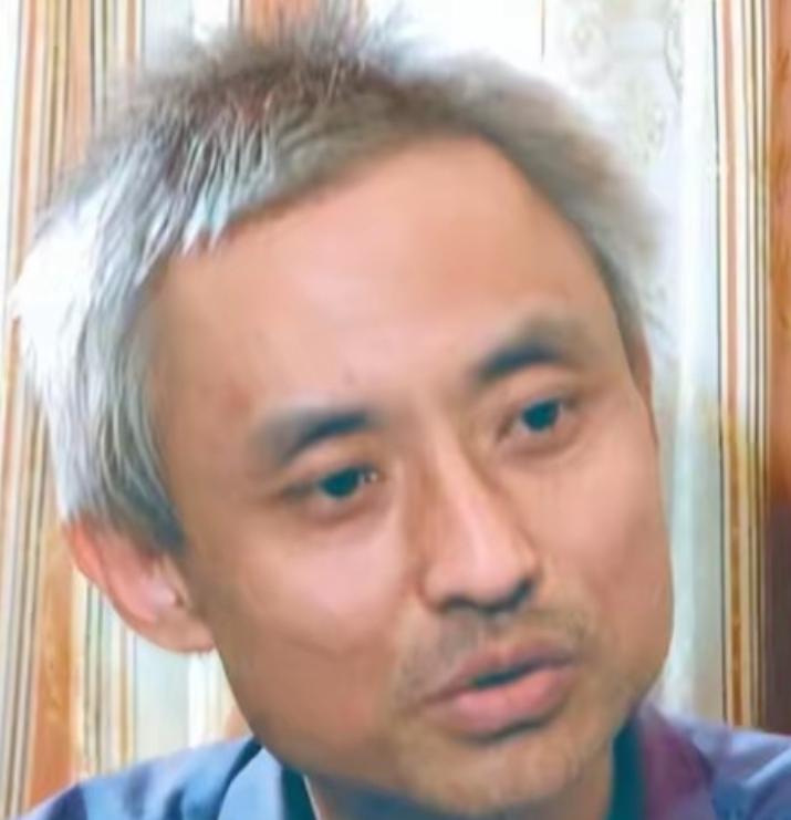 审讯室里，电击、灌辣椒水、不让睡觉。李久明扛了7天，终于按着办案人员的“剧本”编