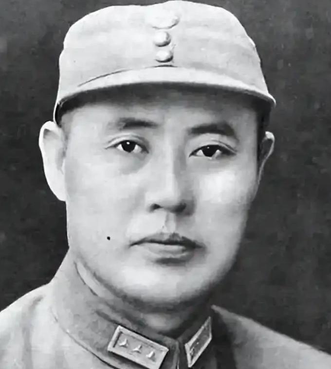 新中国成立后，中央原本安排傅作义担任国防委员会副主席，行政三级，级别已经不低。但