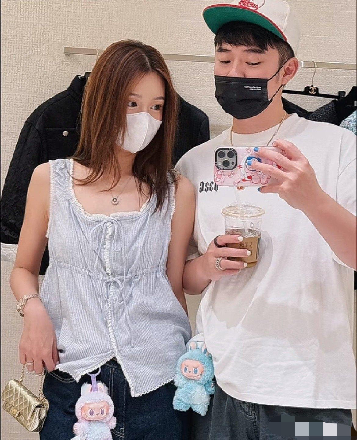 42岁张子萱与陈赫一起逛香奈儿，夫妻二人对镜自拍，看起来感情非常好！当年他们两人陷入出轨风波，张子萱