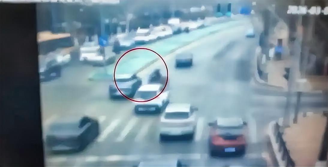 家属：不讹人，但请负责。老人骑车闯红灯被三车连撞，家属发声了，没想过讹人，但是