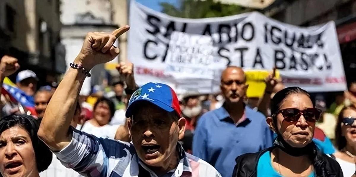 4月9日，加拉加斯街头彻底炸了锅，超过2000名民众像决堤的洪水一般涌向总统府，