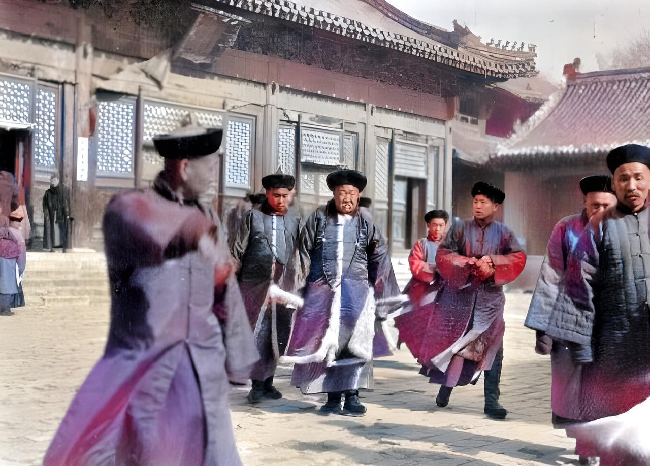 一九二四年，北京雍和宫里，一位重量级的清朝官员被一群下属簇拥着离开。这一年，溥仪