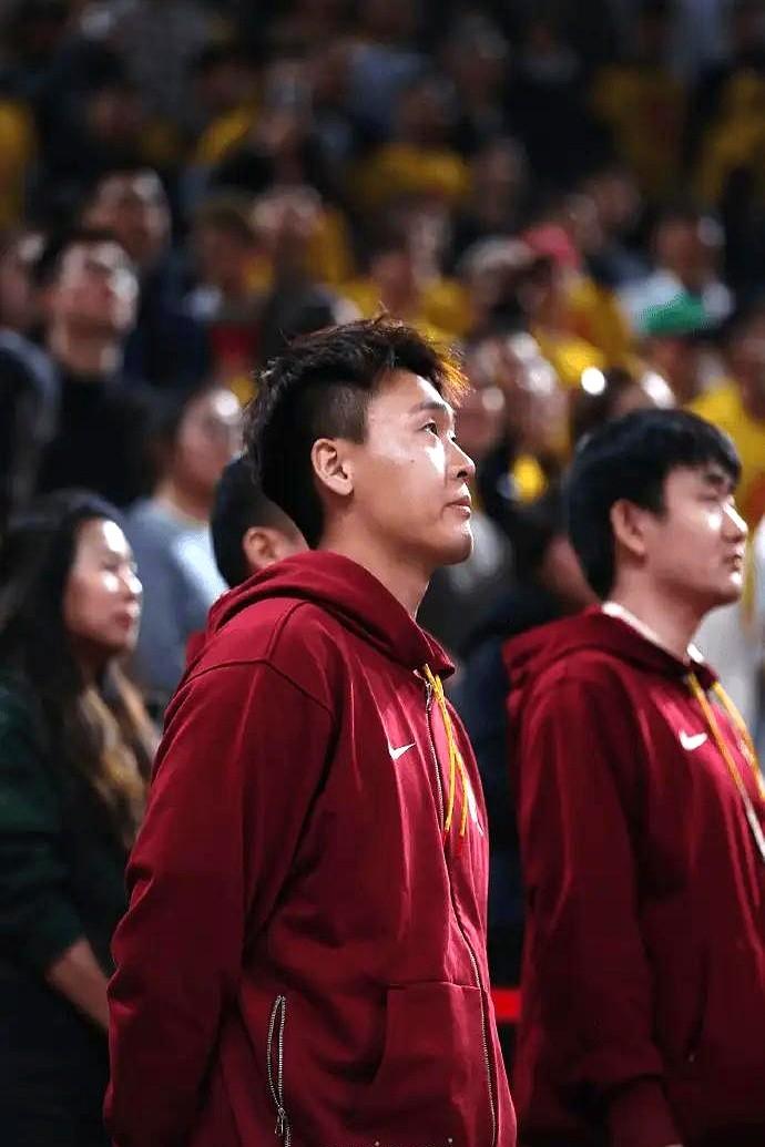 中国男篮出征韩国的消息刚出，球迷评论区直接炸锅！昨天那场输球被骂成“奇耻大辱”，