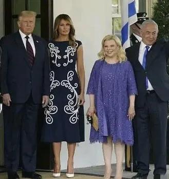 超模出身的梅拉妮娅个高是优势，她跟内塔尼亚胡的妻子萨拉站一起，是最萌身高差的