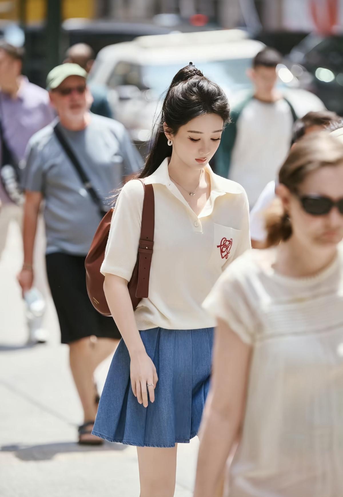 穿梭城市街头，杨紫一身清爽穿搭，温柔又有少年感[赞]娱乐明星