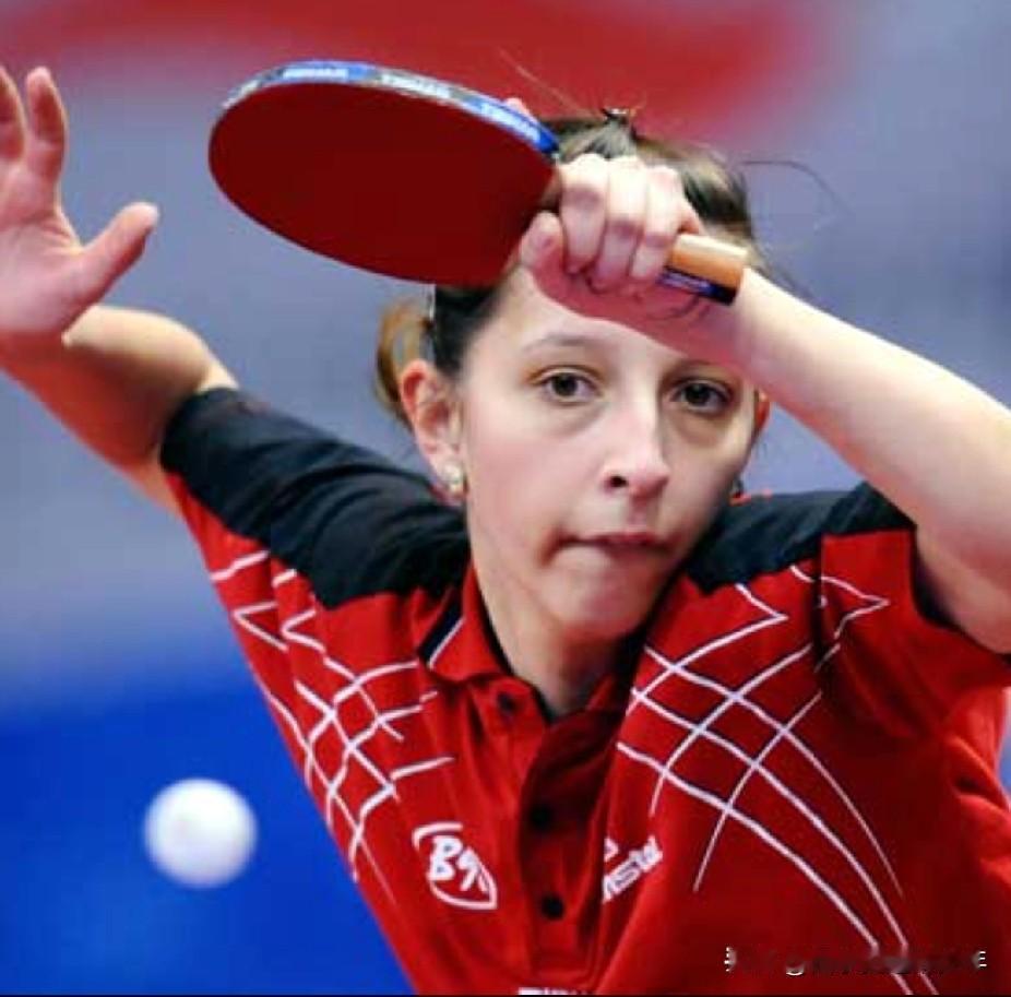 法兰克福冠军赛女单1/16决赛，萨马拉VS池呅亨。第一局萨马拉4：0开局，